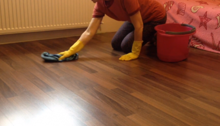 Нельзя мыть полы в доме вечером — и вот почему. Примета сбывается всегда…