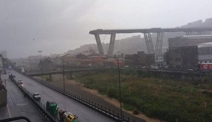 Десятки человек погибли при обрушении моста в Генуе