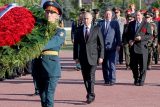 Путин возложил цветы к монументу погибшим морякам с подлодки &laquo;Курск&raquo;