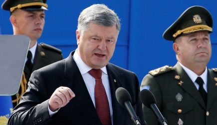 Порошенко открыл парад в Киеве цитатой из гимна бандеровцев
