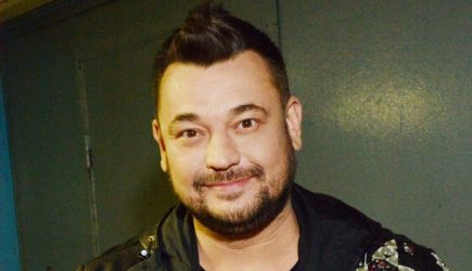 Жуков скрывает лицо после опасной операции