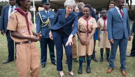 Видео: Новые «нечеловеческие» танцы Терезы Мэй в Африке ошеломили публику