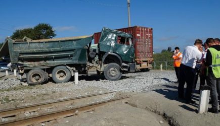 В Южно-Сахалинске поезд протаранил КамАЗ