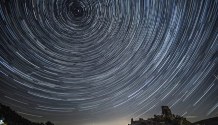 Землю поразит ударом: опасный метеорный дождь в выходные