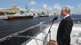 Путин в День ВМФ поприветствовал с катера экипажи боевых кораблей в Кронштадте