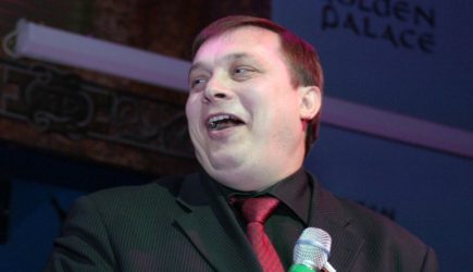 Разин набивает брюхо на проклятии «Ласкового мая»