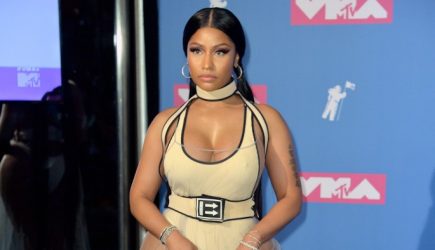 Известная певица потеряла платье на сцене (видео)