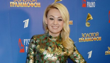 Рудковская не смогла спрятать выпирающий живот и странные трусы