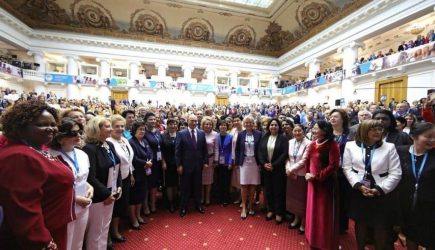 Путин и женщины. Президент после выступления в Таврическом дворце с трудом выбрался из окружения прекрасного пола