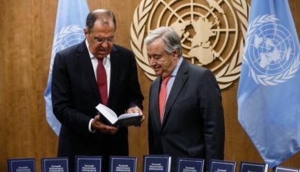 Лавров преподнес Гутеррешу неожиданный и&nbsp;ценный подарок