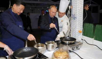 Владимир Путин и Си Цзиньпин приготовили блины (Видео)