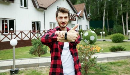 Без трусов, но в шляпе: голый армянин устроил танцы в эфире «Дома-2»