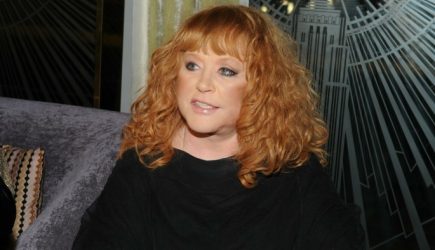 Помолодела и похорошела: Пугачева в минишортах вернулась на родину