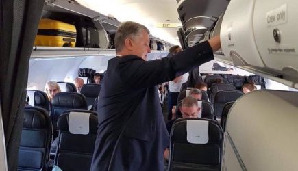 &laquo;Мятый и опухший&raquo;. Порошенко застукали в рейсовом самолёте Лондон &mdash; Киев