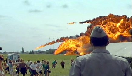 Самолет протаранил толпу людей