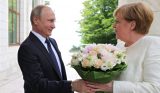 Это еще цветочки: раскрыт секрет подарка Путина для Меркель