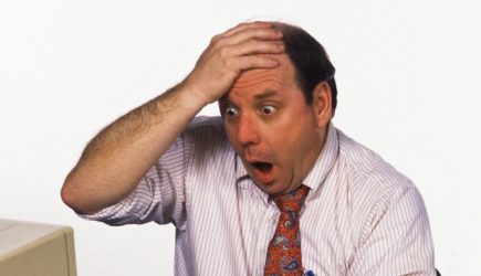 «Осталось несколько дней»: россияне в панике из-за срочной смены полиса ОМС