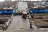 В Амурской области мост с грузовиком рухнул на железную дорогу