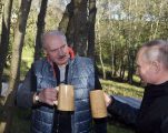 Лукашенко напоил Путина в родной деревне