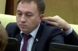 На&nbsp;заседании Госдумы депутат засунул палец в&nbsp;ухо&nbsp;коллеге