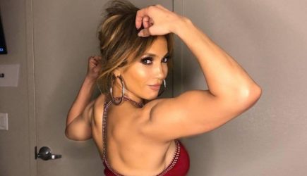 Дженнифер Лопес отшила российского хоккеиста