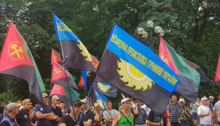 Украинские шахтеры в знак протеста перекрыли международную трассу под Львовом