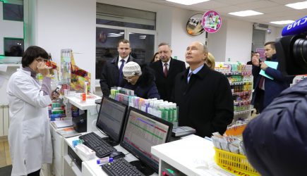 Путин нагрянул с неожиданным визитом в аптеку Петербурга