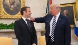 Задира Трамп лихо унизил жалкого Макрона