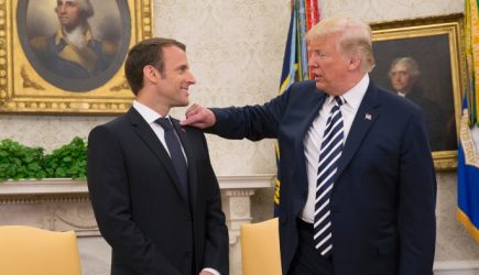 Задира Трамп лихо унизил жалкого Макрона
