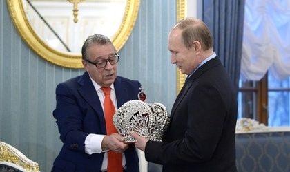 Хазанов объяснил подаренную Путину корону