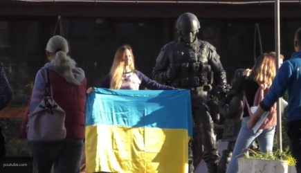 &laquo;Пройдись с российским флагом по Львову теперь!&raquo;: в сети осудили блогершу за прогулку по Крыму с флагом Украины