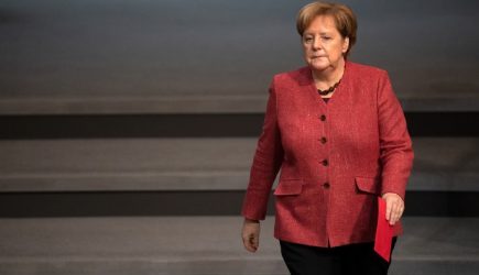 Меркель бросила «кость» скулящему Порошенко