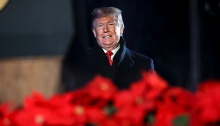 Беспомощный Трамп включил дурака перед встречей с Путиным