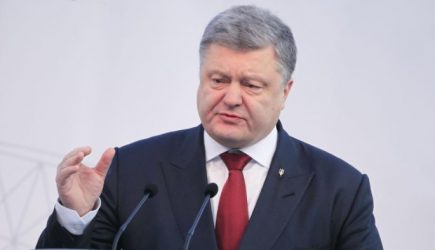 Закатившему истерику Порошенко влепили пощечину