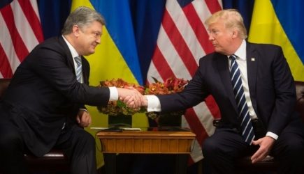 Порошенко, которому Трамп не пожал руку, высмеял интернет