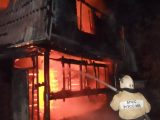 Более 30 человек в городе Кемерово тушили пожар в частном доме