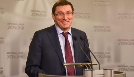 Луценко пожаловался немецким журналистам на &laquo;третью волну оккупации&raquo; со стороны России