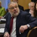 Хазин посочувствовал Порошенко: выстрелил бы первым — поплатился