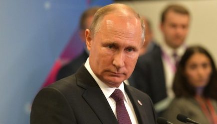 Путин официально отказался от контактов с Порошенко