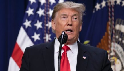 Все время откуда-то выходят: Кремль ответил безграмотному Трампу