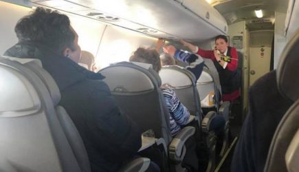 Лидер группы &laquo;Чайф&raquo; устроил перепалку со стюардессой из-за жары в самолете