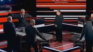 Скандал на&nbsp;шоу&nbsp;Соловьева: политолог бросил стакан в&nbsp;журналиста