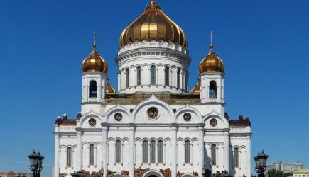 Рождественское богослужение началось в храме Христа Спасителя