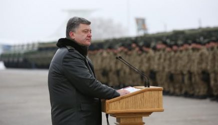 &laquo;Горлышком бутылки мимо рта начал промахиваться&raquo;: в РФ прокомментировали попытку оправдать &laquo;нетрезвого&raquo; Порошенко