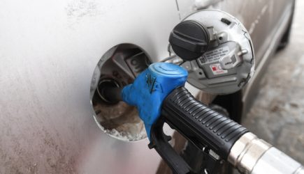 Бензин в России подорожал в пределах прогнозов из-за повышения НДС