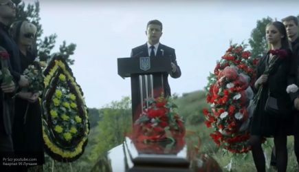«Ты умер, чтобы мы могли жить»&nbsp;&mdash;&nbsp;Зеленский снял ролик про «похороны» Порошенко