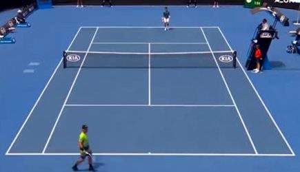 Теннисист дважды попал мячом в девушку-судью и &laquo;пристрелил&raquo; ее ракеткой