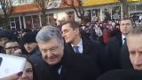 Порошенко выбил выбил телефон из рук украинца за попытку задать вопрос