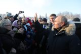 Путин отодвинул охранника ради рукопожатий с петербуржцами