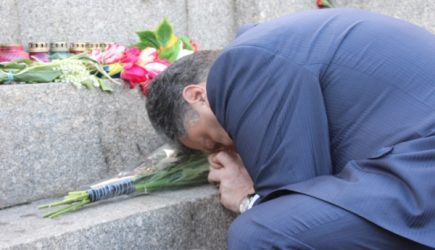 Позорная правда Порошенко: Главу Украины застукали за странной «работой»